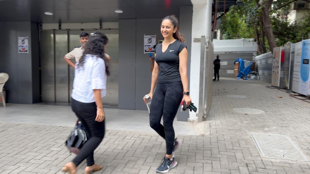 rakul-preet-singh-was-spotted-in-bandra-looking-effortlessly-chic